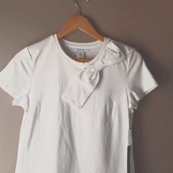T Tahari White Crew Neck T-shirt with Bow on Collar | New! Size Small - Picture 4 of 15